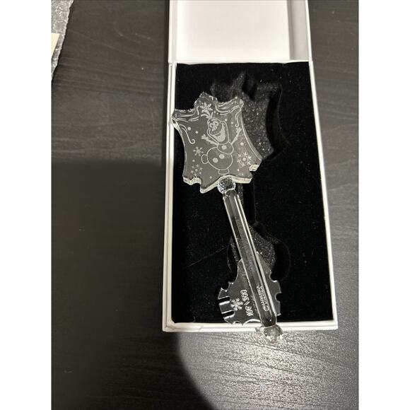 Arribas Brothers Disneyland Paris LE Glass Key Frozen Olaf 106/200 W/ Box & COA - Picture 5 of 11